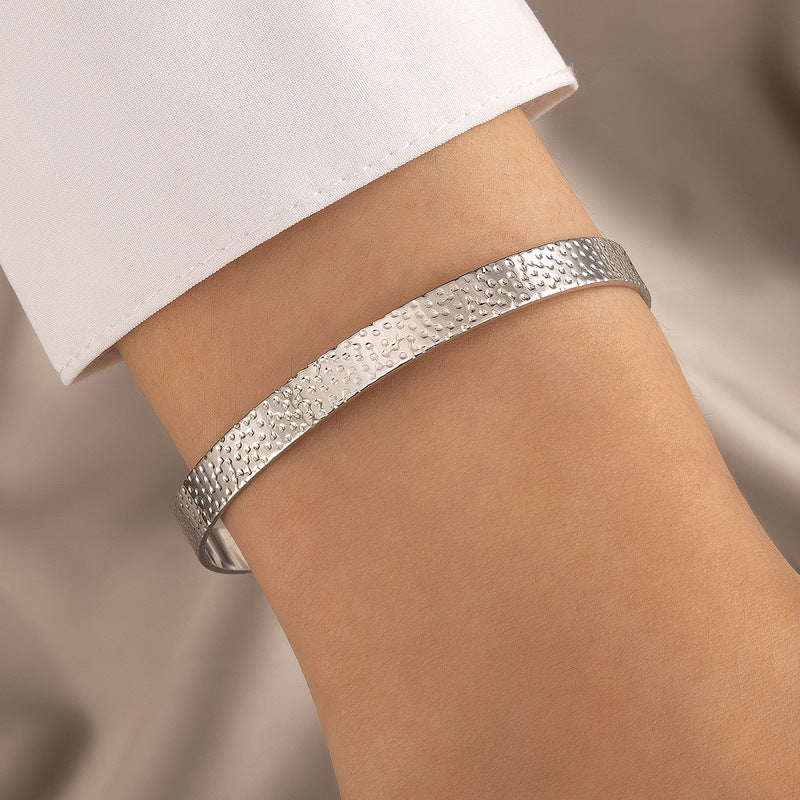 Minimalist Heart-Shaped Plain Band Single-Layer Open-End Bracelet